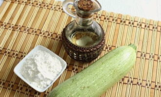 For å lage stekt zucchini med hvitløk i en stekepanne, tilbered ingrediensene.