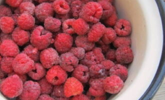 Wie bereitet man dicke Himbeermarmelade mit ganzen Beeren für den Winter zu? Wir sortieren die frisch gepflückten Beeren sorgfältig aus Blättern, Zweigen und verdorbenen Exemplaren. 