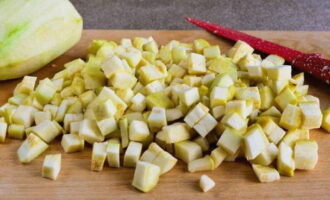 How to prepare a delicious eggplant appetizer for the winter? After washing and drying the eggplants, peel off the skin and cut into cubes.