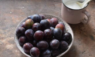 Para preparar mermelada de ciruela para el invierno, seleccione frutas maduras y mida el azúcar granulada.