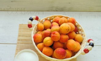 How to make apricot jam for the winter using a simple recipe? Take ripe fruits and measure granulated sugar.