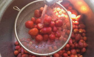 Bagaimana untuk menyediakan kompot Victoria untuk musim sejuk dalam balang 3 liter? Selepas menyusun strawberi, pisahkan batang dan basuh dengan teliti. Buah-buahan harus padat dan kuat. Biarkan di atas ayak untuk mengalirkan kelembapan berlebihan.