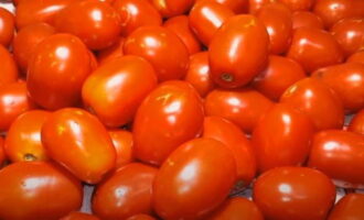 Bagaimana untuk menyediakan penyediaan tomato yang lazat dan menjilat jari untuk musim sejuk dalam balang 3 liter tanpa pensterilan? Bilas tomato yang dipilih untuk diawetkan di bawah air mengalir dan cucuk di pangkal tangkai supaya ia perap sama rata.