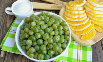 How to prepare gooseberry preparation for the winter according to the golden recipe? Immediately, according to the proportions of the recipe, measure the amount of berries and sugar.