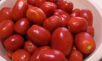 How to prepare pickled tomatoes with citric acid for the winter in a 3 liter jar? Measure out the required amount of tomatoes and rinse them well under water.