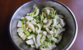 Bagaimana untuk menyediakan zucchini dengan lazat seperti cendawan untuk musim sejuk? Kami membersihkan zucchini dari kulit dan biji. Potong sayur yang disediakan menjadi kepingan kecil.