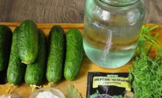 How to quickly prepare crispy lightly salted cucumbers in a jar with garlic and dill? We will prepare the necessary products according to the list.