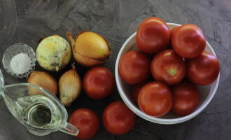 Untuk menggulung tomato menjadi kepingan dengan bawang dan minyak sayuran untuk musim sejuk, ukur produk yang diperlukan.