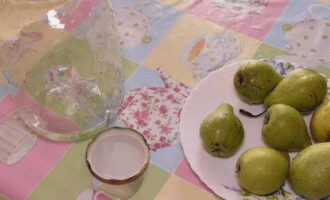 To prepare pears for the winter, select ripe but firm fruits. We wash them and dry them. We wash the jars, as well as the lids, and sterilize them in a water bath.