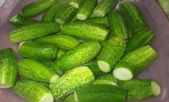 To prepare finger-licking pickles for the winter, first soak the vegetable in cold water for about four hours. Afterwards we wash it and cut off the ends.