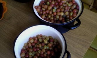 Um Stachelbeerkompott für den Winter in einem 3-Liter-Glas ohne Sterilisation zuzubereiten, messen Sie die erforderliche Anzahl Beeren ab und sortieren sie aus.