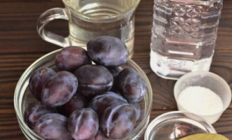 Mari sediakan bahan-bahan yang diperlukan untuk menyediakan plum jeruk untuk musim sejuk dengan bawang putih.