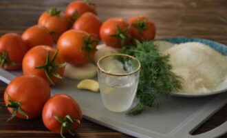 Let's prepare the ingredients for sweet canned tomatoes for the winter.