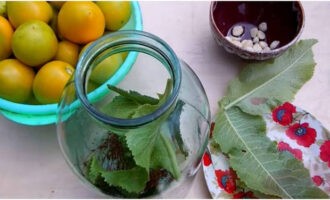 Bilas balang tiga liter dengan soda; tidak perlu mensterilkannya. Bilas rempah. Kupas ulas bawang putih dan potong separuh. Sediakan tomato. Letakkan separuh daripada rempah dan bawang putih di bahagian bawah balang.