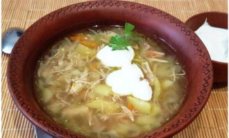 Wij serveren rijke koolsoep in combinatie met zure room en kruiden. Eet smakelijk! 