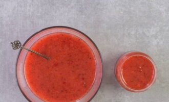 Fill the cooled jars with raw jam.