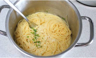 Pour the prepared egg-cheese sauce over the spaghetti and immediately stir vigorously until the cheese melts. You can add pasta broth.