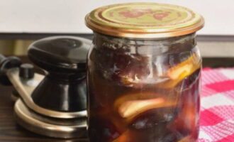 Pickled plums with garlic for the winter are ready.