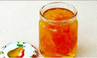 Distribuire la marmellata in vasetti sterili e chiudere ermeticamente. Cucina e divertiti! 