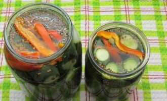 Hervir agua con anticipación. Vierta con cuidado el agua hirviendo para que los frascos no revienten. Cerrando las tapas, agite los recipientes para que los cristales se disuelvan.