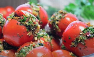 Tomato Armenia dari tomato merah sedia untuk musim sejuk dalam balang.