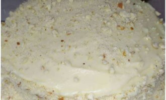 Trascorso questo tempo, rivestire i lati della torta con la crema messa da parte e cospargere con le briciole di pasta tritate. Per il tè si può servire una torta con latte condensato e crema pasticcera preparata in padella. Cottura deliziosa e di successo!