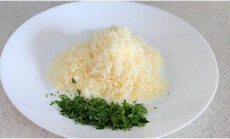 Grind the hard cheese on a fine grater. Wash the parsley, dry it and chop it with a knife.