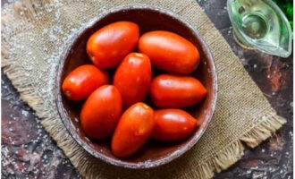 Was de tomaten onder water en droog ze.