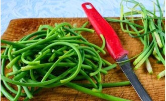 Potong anak panah menjadi kepingan kecil dengan pisau. Anda juga boleh menggunakan gunting dapur.