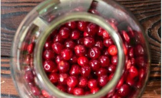 We wash and sort the cherries, then put them in a sterile three-liter jar.