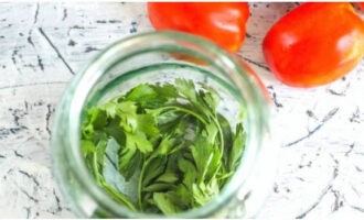 Place parsley and celery and garlic cloves at the bottom of a washed liter jar. 