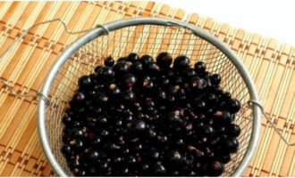 We sort the berries and remove all the twigs and leaves, rinse and place on a sieve.