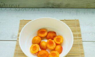 After washing the apricots, dry them. Cut lengthwise and take out the bones.