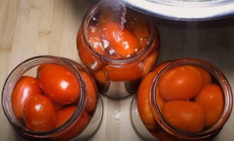 Sterilkan balang dan penutup bersih dengan apa cara sekalipun. Letakkan tomato padat dalam balang, isi sepenuhnya dengan air mendidih, tutup dengan penutup dan biarkan selama 15 minit.