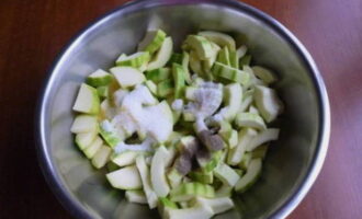 Masukkan sayur dengan gula, garam dan lada sulah.