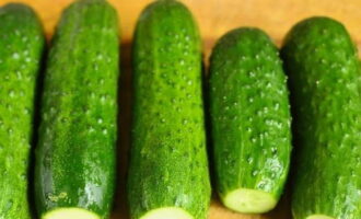 Wash the cucumbers thoroughly under water and cut off the tails.