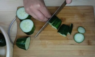 We rinse the soaked overgrowths and cut them into bars, trying to maintain the size.