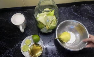 We remove the fruits from the stems and core, cutting them into segments. Place the fruits in a clean jar.