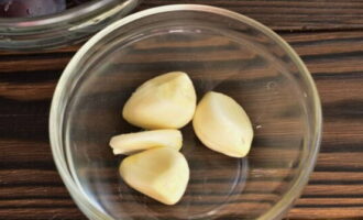 Peel the garlic cloves.