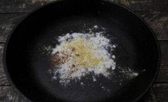 For the sauce, heat a dry stove. Lightly fry the flour, nutmeg and ground ginger.