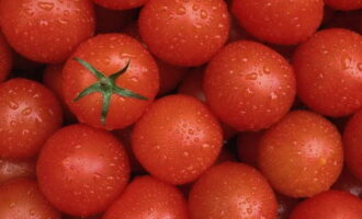 Ukur bilangan tomato yang diperlukan dan bilas di bawah air. Ia tidak perlu mengeluarkan tangkai.