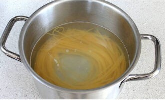 Boil 1.5 liters of clean water in a saucepan and boil the spaghetti until al dente, because it is important not to overcook it.