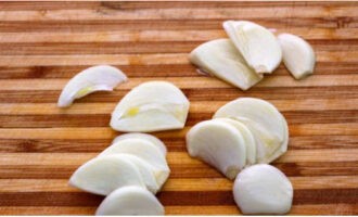 We cut the garlic into thin slices.