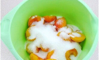 Place the apricots in a deep, non-oxidizing bowl. Add the specified amount of sugar to them.