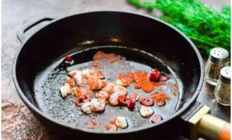 Als nächstes fügen Sie alle notwendigen Gewürze hinzu und bringen das Öl zum Kochen. Nun Wasser, Essig und Zitronensaft hinzufügen – aufkochen und eine Probe entnehmen; falls etwas fehlt, nachgießen.