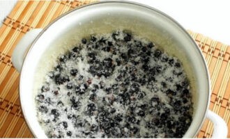 Sprinkle the dried currants with granulated sugar and mix thoroughly.