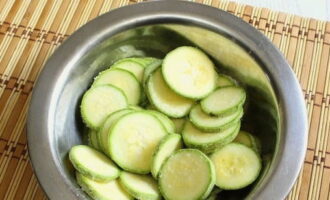 Letakkan zucchini dalam mangkuk besar, taburkan dengan garam dan tunggu setengah jam untuk menghilangkan cecair yang berlebihan.