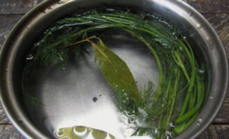 At this time, prepare the marinade. Heat water with dill, bay leaves and peppercorns.