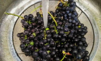 Basuh beri dengan teliti di bawah tekanan sederhana, membasuh semua bahan cemar. Pisahkan buah dari dahan. Kami membuang buah beri yang rosak.