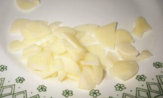 Peel the garlic cloves and cut them into thin slices.